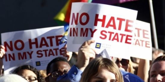 Haber | Mississipi`de `dini zgrlk` yasas onayland; iletmeler ecinsel iftlere hizmet vermeyebilir
