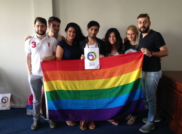 Haber | Ermenistanda 30 Kiilik Bir Grup, Trk Sloganlar Eliinde LGBT Aktivistlere Saldrd!
