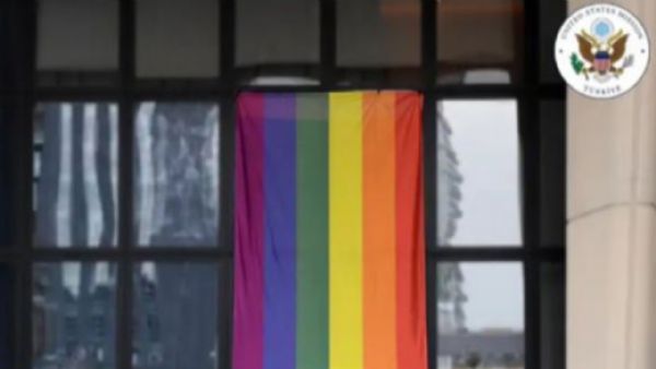 ABD Ankara Büyükelçiliği binasına LGBT bayrağı asıldı