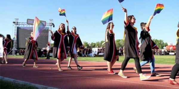 Haber | ODTܒde Rektr konumaya balad srada renciler LGBT  bayra at