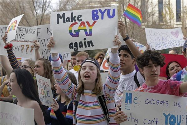 Haber | Homofobik Olmadn Syleyip rencilerini Kandran Okul, Binlerce rencisi Tarafndan Protesto Edildi!