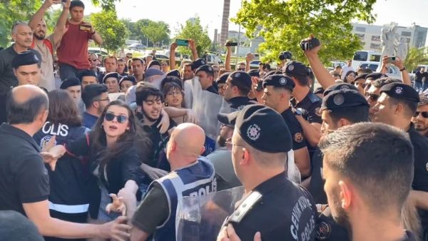 `Onur yry`ne polis mdahalesi: 10 kii gzaltna alnd